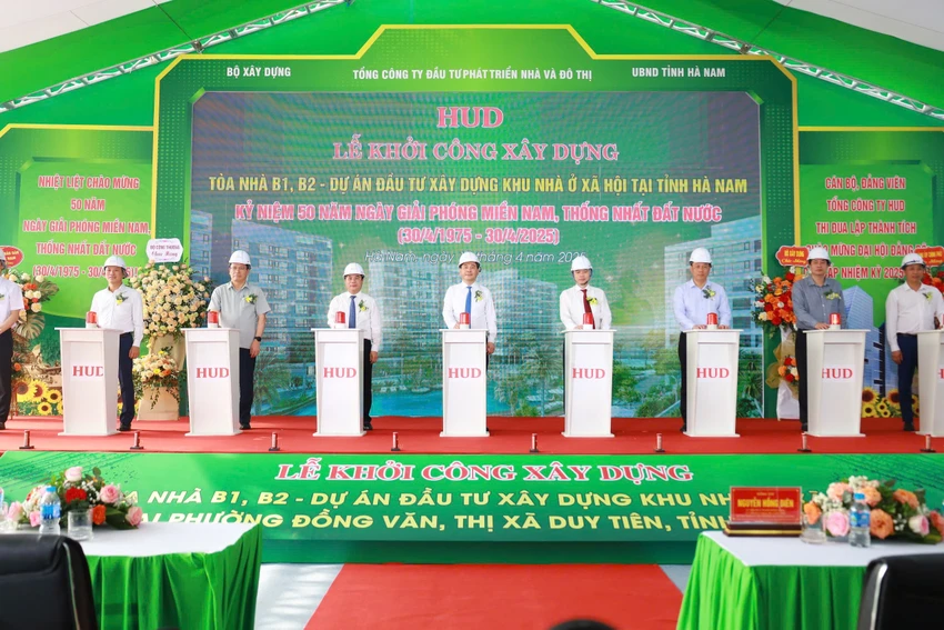 Bộ trưởng Bộ Công thương Nguyễn Hồng Diên; Bí thư Tỉnh ủy, Chủ tịch UBND tỉnh Hà Nam Trương Quốc Huy; Thứ trưởng Bộ Xây dựng Nguyễn Văn Sinh và lãnh đạo HUD thực hiện nghi lễ khởi công - Ảnh: PV Hướng tới 1 triệu căn nhà ở xã hội, HUD khởi động nhiều dự án mới 2.JPG