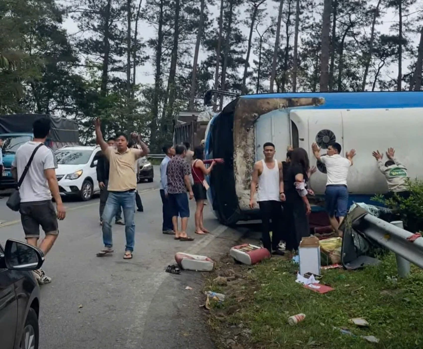Hiện trường vụ lật xe khách. Ảnh CTV 3 người tử vong trong vụ lật xe khách ở Tam Đảo.jpg