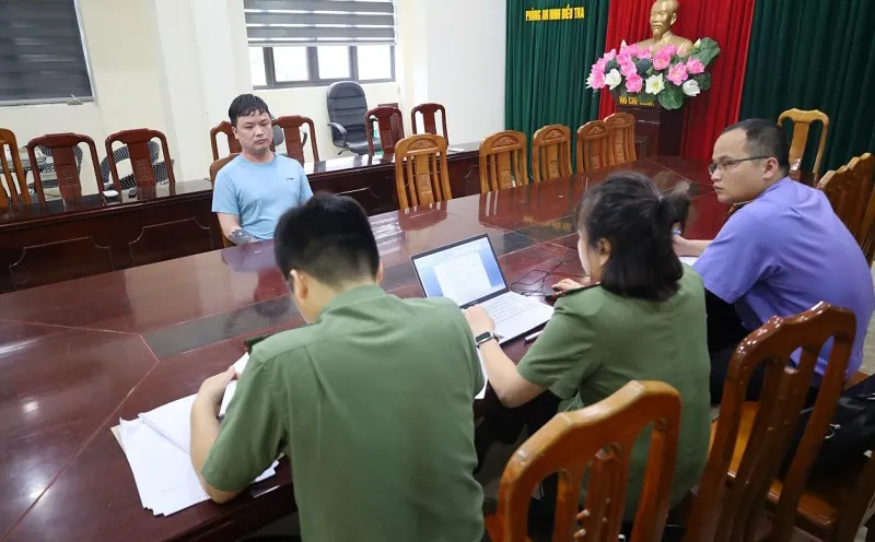 Lê Việt Hùng tại Cơ quan Công an. Ảnh CA Hình ảnh công an Lạng Sơn khám xét nhà và làm việc với Lê Việt Hùng 2.jpeg