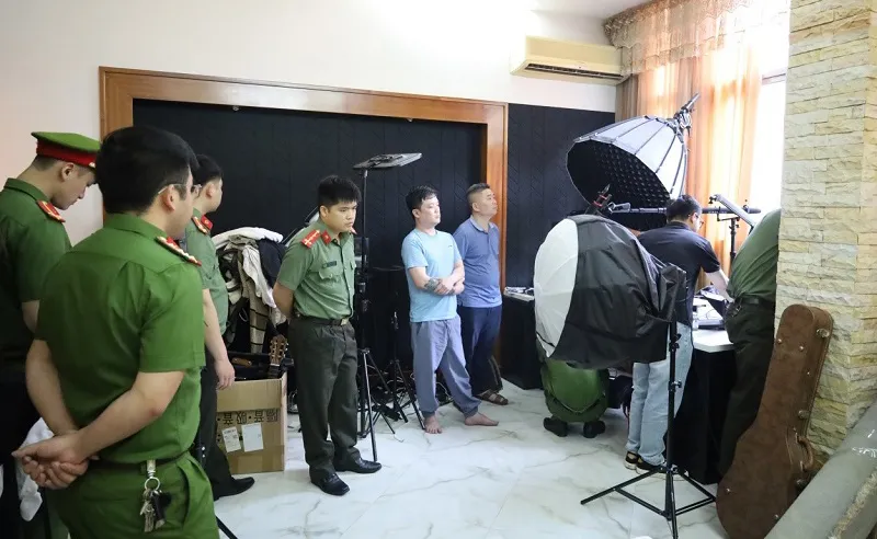 Lực lượng Công an khám xét khẩn cấp chỗ ở đối với đối tượng Lê Việt Hùng. Ảnh: CA Hình ảnh công an Lạng Sơn khám xét nhà và làm việc với Lê Việt Hùng 3.jpeg