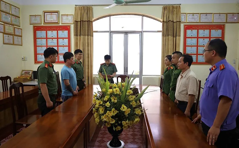 Cơ quan điều tra Công an tỉnh Lạng Sơn ra Lệnh giữ người trong trường hợp khẩn cấp đối với đối tượng Lê Việt Hùng về hành vi Cưỡng đoạt tài sản. Ảnh CA Hình ảnh công an Lạng Sơn khám xét nhà và làm việc với Lê Việt Hùng 4.jpeg