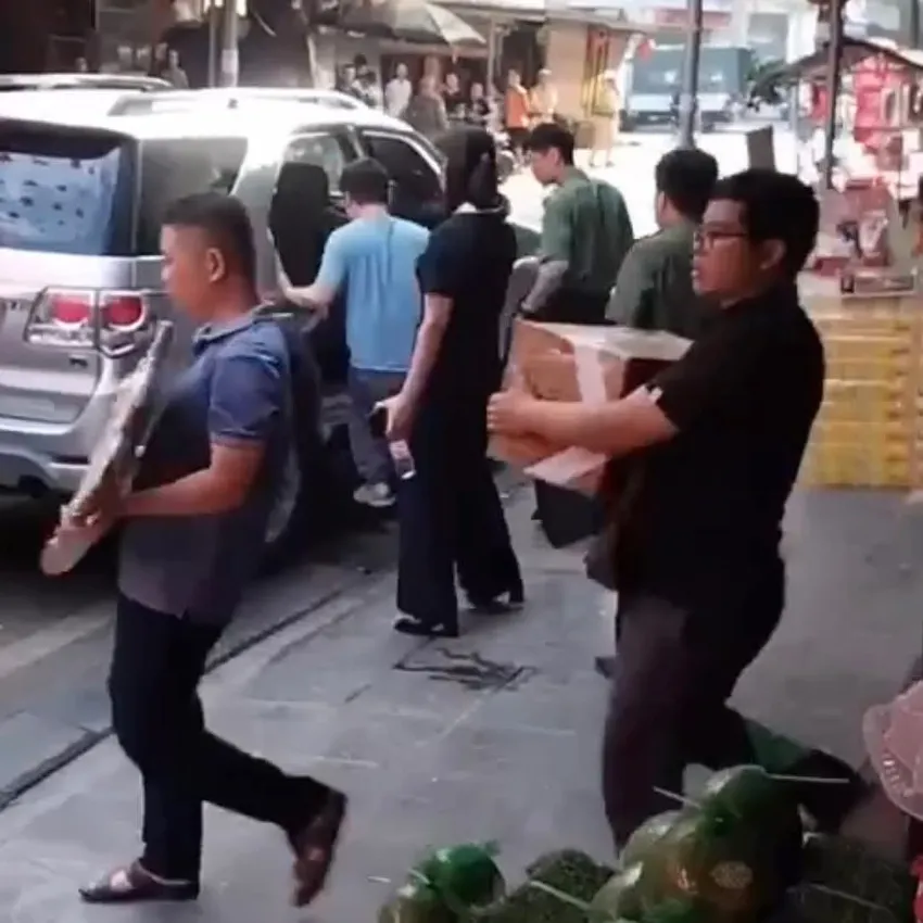 Lực lượng chức năng thu giữ nhiều tài liệu khi khám nhà Lê Việt Hùng. Ảnh CTV IMG_5570.jpeg