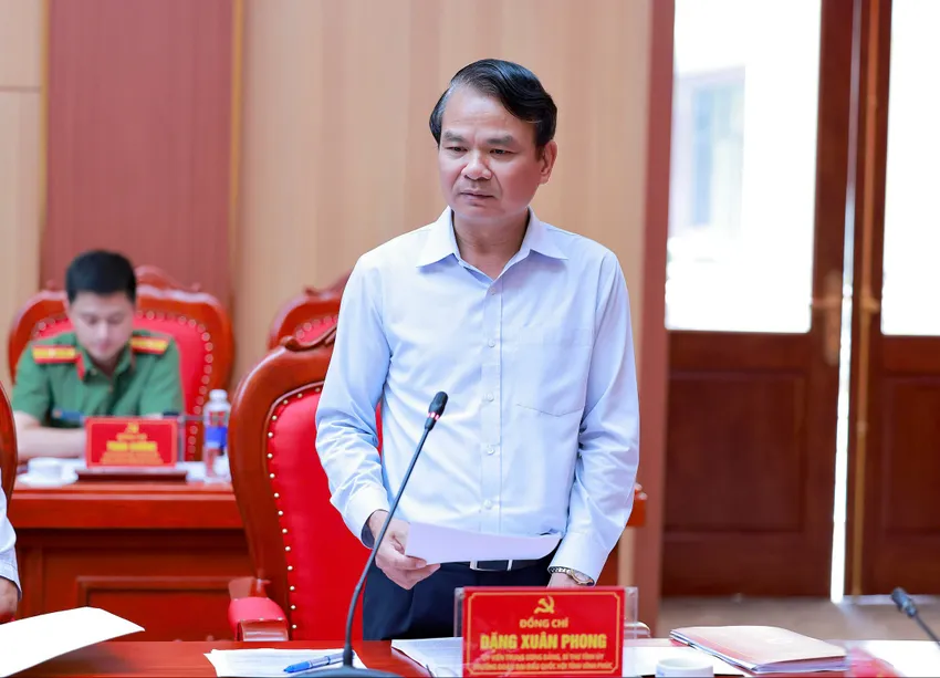 Ông Đặng Xuân Phong - Ủy viên BCH Trung ương Đảng, Bí thư Tỉnh ủy, Trưởng Đoàn ĐBQH tỉnh Vĩnh Phúc tại buổi làm việc. Ảnh: TQ Bộ trưởng Lương Tam Quang làm việc với Ban thường vụ tỉnh ủy Phú Thọ, Hòa Bình, Vĩnh Phúc 2.jpg