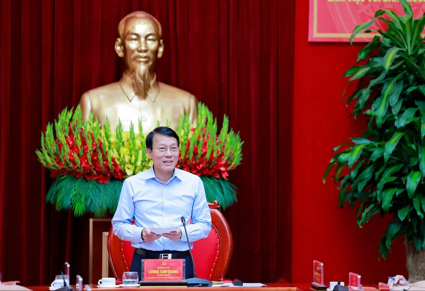 Đại tướng Lương Tam Quang - Bộ trưởng Bộ Công an phát biểu tại buổi làm việc. Ảnh: TQ Bộ trưởng Lương Tam Quang làm việc với Ban thường vụ tỉnh ủy Phú Thọ, Hòa Bình, Vĩnh Phúc 4.jpg