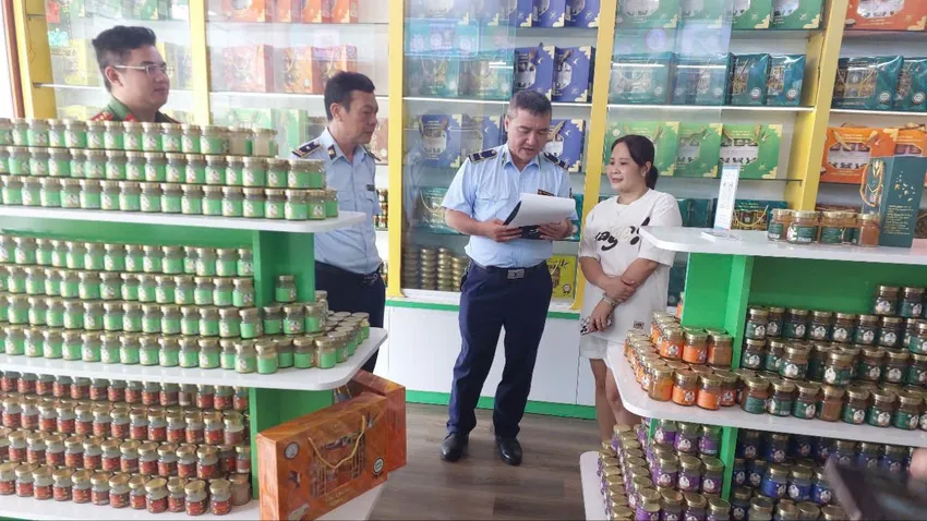 Lực lượng chức năng tỉnh Phú Thọ kiểm tra đột xuất tại Công ty TNHH Yến sào Tuấn Dương & TKT và địa điểm kinh doanh tại huyện Thanh Sơn và TP Việt Trì. Ảnh: QLTT Phú Thọ QLTT Phú Thọ tạm giữ hơn 23.000 lọ yến chưng nghi không đạt chất lượng.jpg
