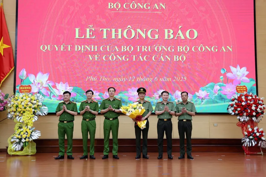 Đại tá Nguyễn Minh Tuấn - Giám đốc Công an tỉnh Phú Thọ cùng lãnh đạo Công an tỉnh Phú Thọ tặng hoa chúc mừng Đại tá Nguyễn Quốc Vương - Phó Giám đốc Công an tỉnh nhận nhiệm vụ mới. Ảnh: CACC Phó Giám đốc Công an Phú Thọ nhận nhiệm vụ mới tại Bộ Công an (2).JPG