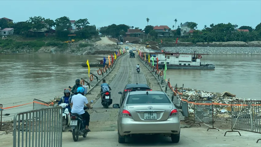 Cầu phao Phong Châu trước thời điểm phải tạm cắt do nước sông Hồng dâng cao, lưu tốc lớn. Ảnh: XUÂN NGUYỄN Công Binh thông tin về thời gian khôi phục cầu phao Phong Châu.JPG