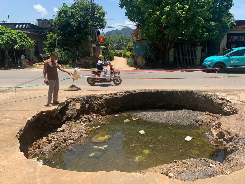 'Hố tử thần' ở Phú Thọ rộng khoảng 4 m và đang tiếp tục mở rộng