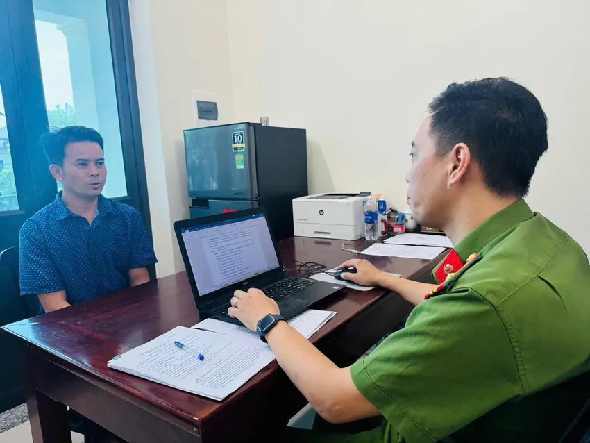 Cơ quan điều tra làm việc với ông Nguyễn Văn Mạnh. Ảnh: CA Hai cha con bị khởi tố do liên quan vụ tai nạn làm 2 người chết.jpg
