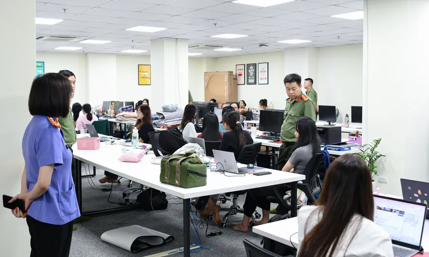 Công an tỉnh Phú Thọ cùng các lực lượng chức năng khám xét "sào huyệt" nhóm lừa đảo tiền ảo. Ảnh: CACC Ảnh Công an khám xét công ty lừa đảo tiền ảo quy mô hàng tỉ USD, thu giữ tài sản, nhà đất.JPG
