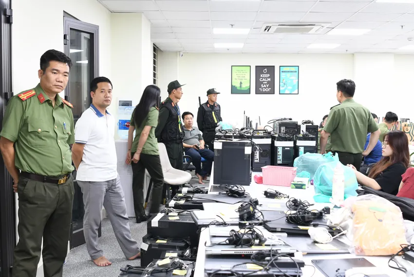 Lực lượng chức năng thu giữ nhiều máy tính, thiết bị để phục vụ điều tra. Ảnh: CACC Ảnh Công an khám xét công ty lừa đảo tiền ảo quy mô hàng tỉ USD, thu giữ tài sản, nhà đất 9.JPG