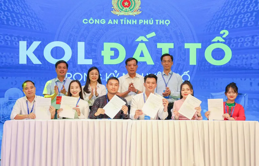Đại diện các KOL ký cam kết cam kết tuân thủ pháp luật, thực hiện truyền thông số có trách nhiệm. Ảnh: CTV Công an tỉnh Phú Thọ kết nối hơn 100 KOL, quản trị viên mạng xã hội 2.jpg