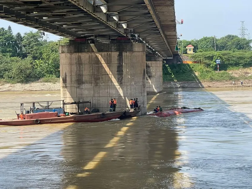 Lực lượng PC07 Công an tỉnh Phú Thọ tiếp cận tìm kiếm các nạn nhân. Ảnh: NGUYỄN HINH Tiếp cận tàu lật mắc kẹt tại chân cầu Việt Trì tìm nạn nhân mất tích.jpeg