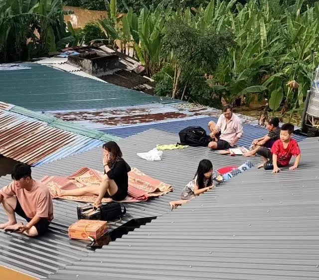 Ngập lụt lịch sử tại Thái Nguyên Dân cầm cự trên nóc nhà, chờ cứu hộ 2.jpg