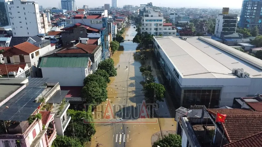 Nước lũ vừa rút, người dân Thái Nguyên hối hả dọn dẹp