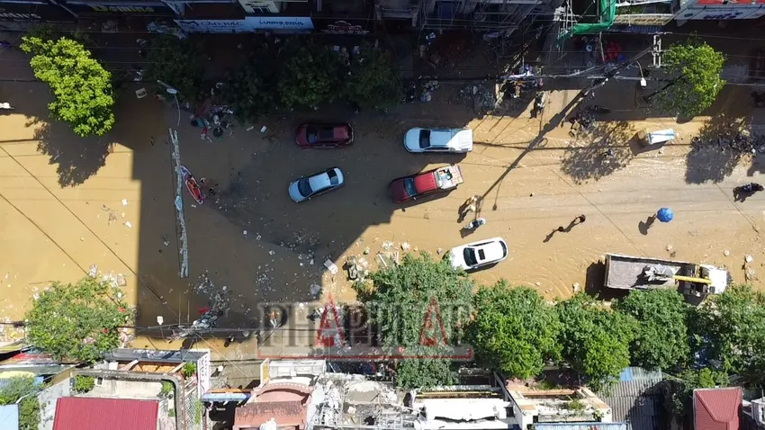 Nước lũ vừa rút, người dân Thái Nguyên hối hả dọn dẹp