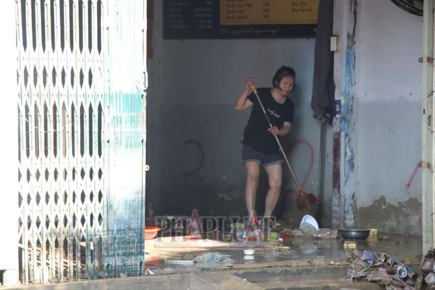 Nước lũ vừa rút, người dân Thái Nguyên hối hả dọn dẹp