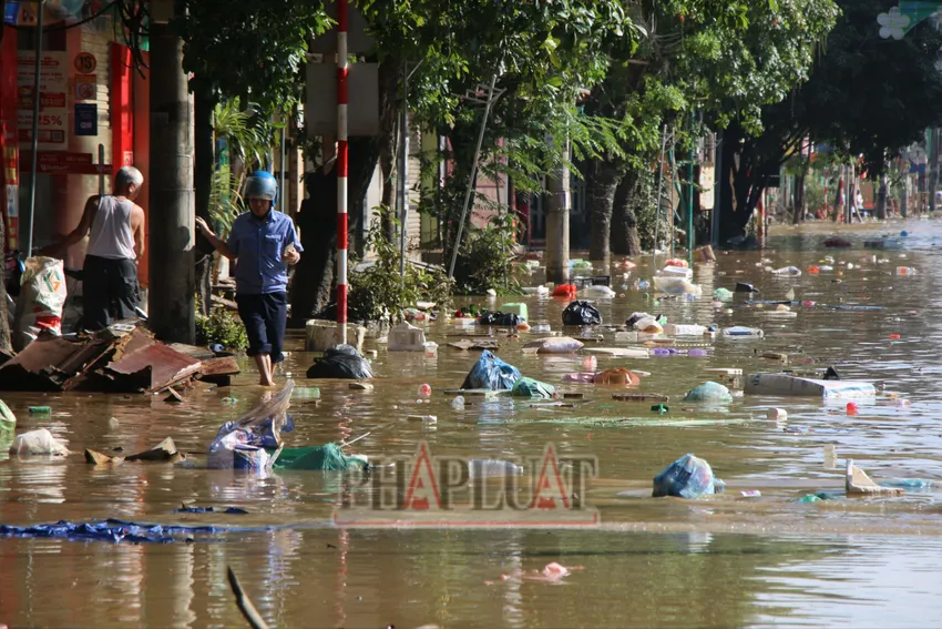 Nước lũ vừa rút, người dân Thái Nguyên hối hả dọn dẹp