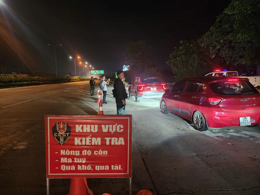 CSGT kiểm tra nồng độ cồn trên cao tốc Pháp Vân - Cầu Giẽ. Ảnh: PV Phát hiện gần 4.000 vi phạm nồng độ cồn chỉ trong một ngày.jpg