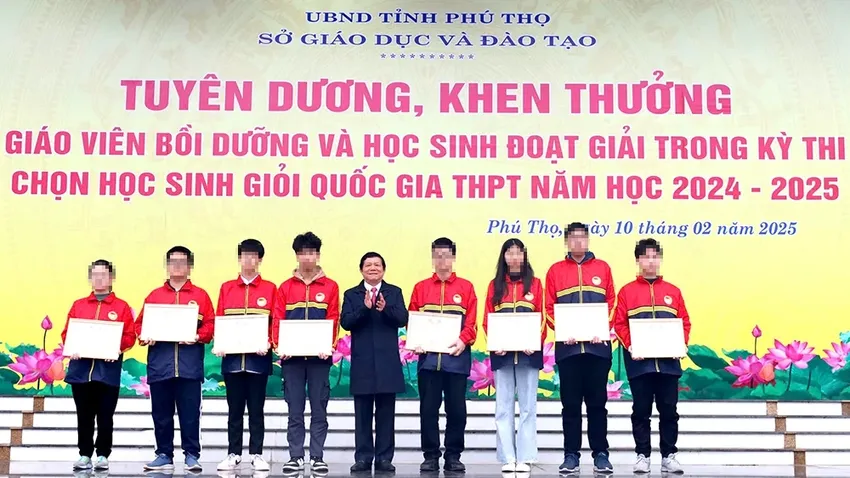 Lãnh đạo Sở GD&ĐT Phú Thọ tuyên dương khen thưởng các em học sinh giỏi hồi tháng 2-2025. Ảnh: Báo Phú Thọ Hàng chục học sinh giỏi quốc gia ở Phú Thọ mòn mỏi chờ nhận tiền thưởng.jpg