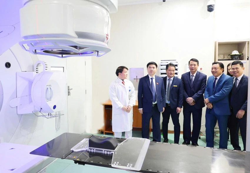 Bí thư Tỉnh ủy Trương Quốc Huy và các đại biểu thăm cơ sở vật chất của BV. Ảnh: BVCC Phú Thọ quyết tâm đưa Bệnh viện Đa khoa tỉnh lên hạng đặc biệt 2.jpg