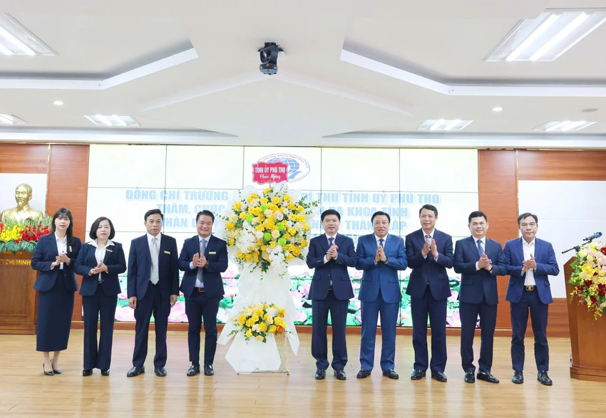 Bí thư Tỉnh ủy Trương Quốc Huy và các đại biểu tặng hoa chúc mừng Bệnh viện Đa khoa tỉnh Phú Thọ nhân kỷ niệm 60 năm ngày thành lập. Ảnh: BVCC Phú Thọ quyết tâm đưa Bệnh viện Đa khoa tỉnh lên hạng đặc biệt 6.jpg