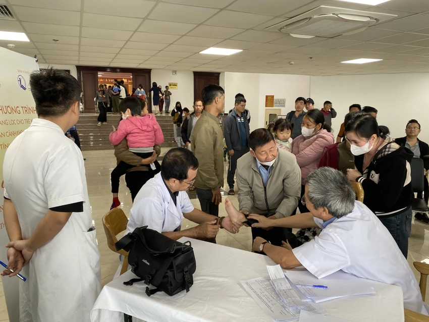 Các chuyên gia thăm khám cho trẻ em khuyết tật ngay sau lễ khai mạc. Ảnh: PV Hơn 500 trẻ khuyết tật được khám và phẫu thuật miễn phí tại Phú Thọ 3.JPG