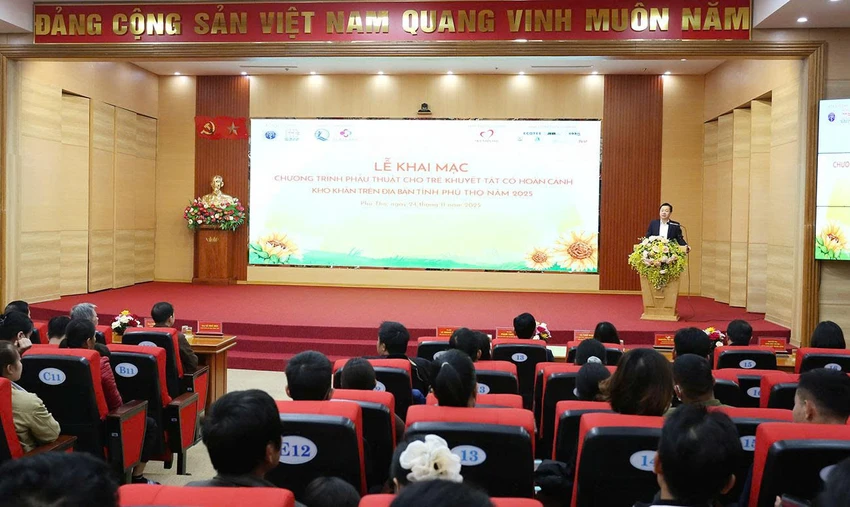 Lãnh đạo Sở Y tế Phú Thọ phát biểu tại lễ khai mạc chương trình khám và phẫu thuật cho trẻ khuyết tật trên địa bàn. Ảnh: PV Hơn 500 trẻ khuyết tật được khám và phẫu thuật miễn phí tại Phú Thọ.jpg