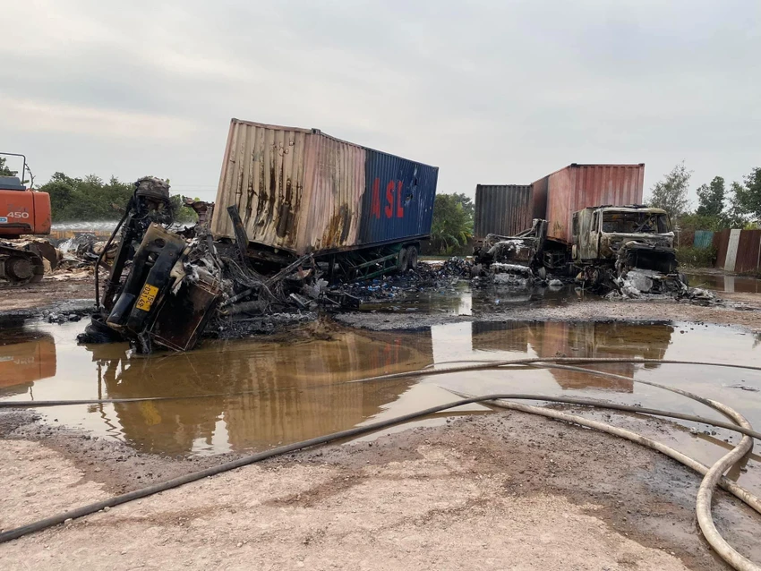 Hiện trường sau khi dập tắt đám cháy. Ảnh: CTV chay-lon-bai-tap-ket-xe-luc-rang-sang-4-xe-container-bi-thieu-rui-2-844.jpg