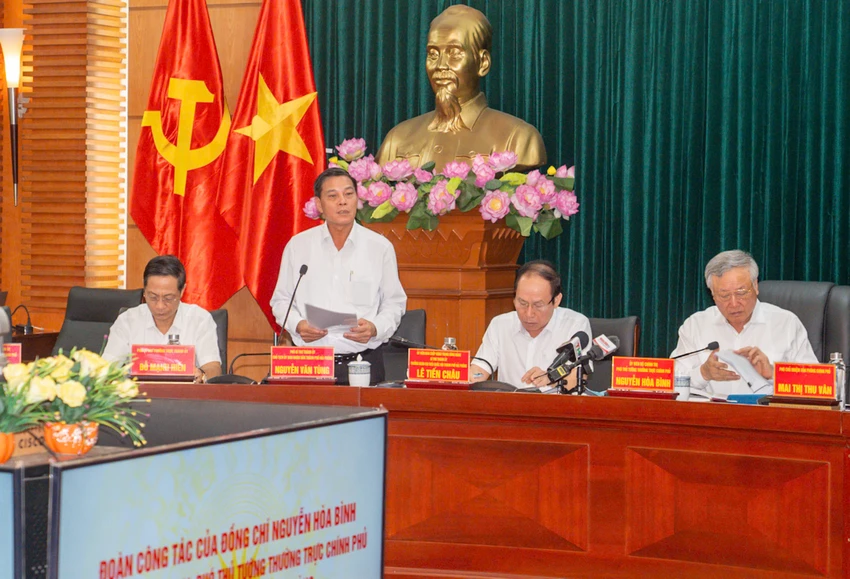 Chủ tịch UBND TP Hải Phòng Nguyễn Văn Tùng báo cáo tại cuộc làm việc. Ảnh: ĐT pho-thu-tuong-thuong-truc-nguyen-hoa-binh-hai-phong-phai-tang-truong-manh-me-hon-nua-2.jpg