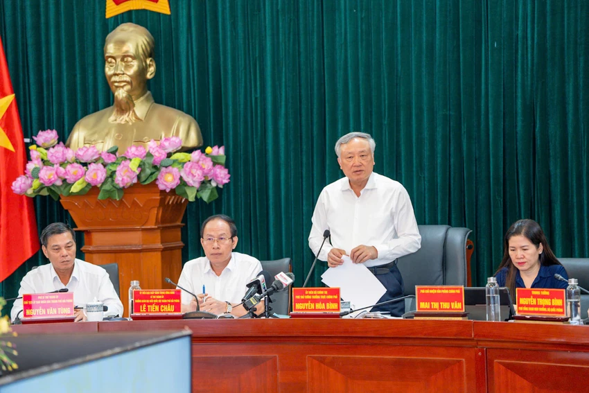 Phó Thủ tướng Thường trực Nguyễn Hòa Bình phát biểu tại cuộc làm việc. Ảnh: ĐT pho-thu-tuong-thuong-truc-nguyen-hoa-binh-hai-phong-phai-tang-truong-manh-me-hon-nua-3.jpg