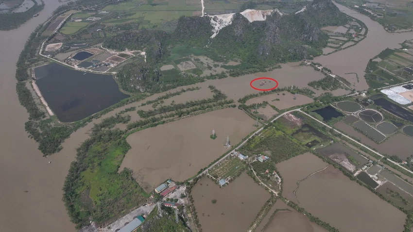 Khu vực nhóm người khai thác cát trái phép. Ảnh: CAQN Khu vực nhóm người khai thác cát trái phép. Ảnh: CAQN