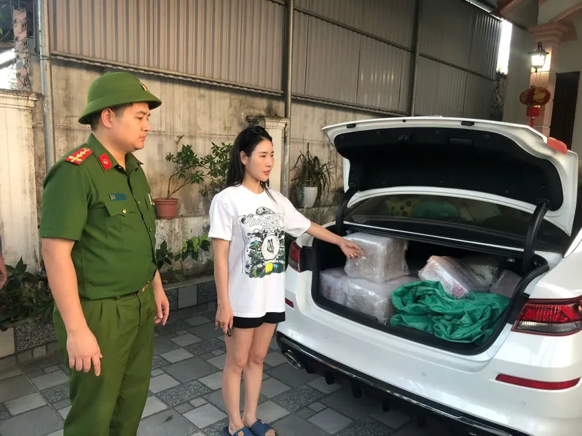 Phạm Thu Thảo cùng xe ô tô có rất nhiều thuốc bảo vệ thực vật giả đang chuẩn bị được đưa đi tiêu thụ. Ảnh: CAQN