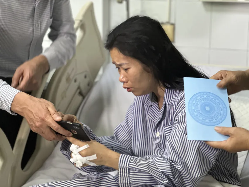 Chị Thùy Linh hoảng loạn kể lại giây phút tàu bị lật úp trên vịnh Hạ Long. Ảnh: NS