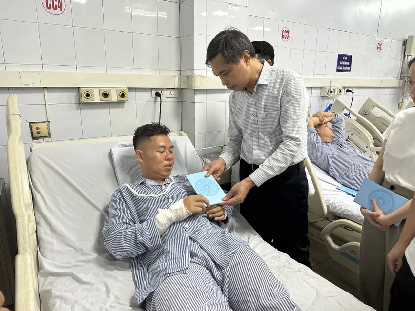 nguoi-song-sot-tren-tau-du-lich-bi-dam-o-vinh-ha-long-ke-lai-giay-phut-sinh-tu-3.JPG