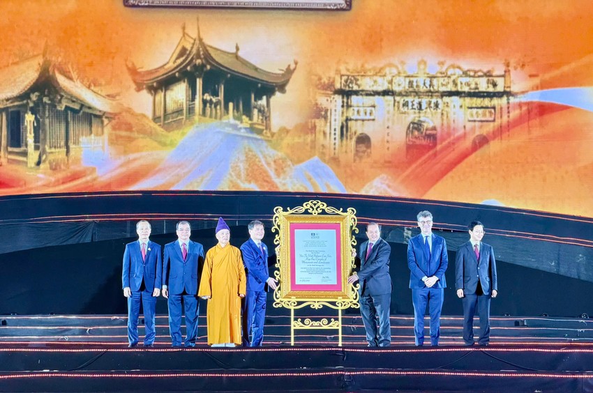 don-nhan-bang-unesco-ghi-danh-quan-the-di-tich-va-danh-thang-yen-tu-vinh-nghiem-con-son-kiep-bac-la-di-san-van-hoa-the-gioi-1.jpg