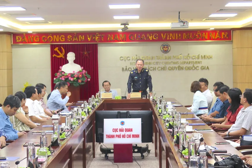 Ông Đinh Ngọc Thắng, Cục trưởng Cục Hải quan thông tin tình hình thu nộp ngân sách của đơn vị trong năm 2023 và nhiệm vụ trọng tâm năm 2024 tại buổi gặp mặt báo chí đầu năm ngày 19-1. Ảnh: QH cuc-hai-quan-tphcm1.jpeg