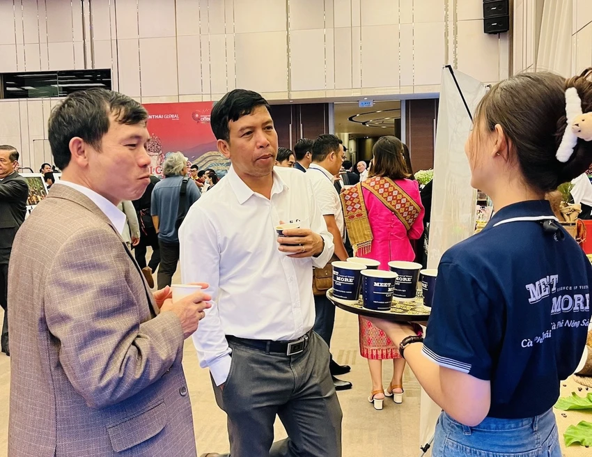 Doanh nghiệp đổi mới sáng tạo, chuyển đổi xanh rất cần chính sách hỗ trợ kỹ thuật, công nghệ, tài chính và kết nối chuỗi cung ứng. Ảnh: QH gia-ca-phe-tang-Trung-Quoc.jpg