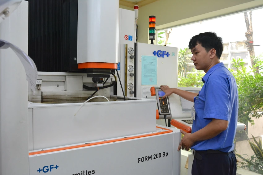 Theo các chuyên gia, để doanh nghiệp áp dụng đổi mới sáng tạo, chuyển đổi số, ứng dụng công nghệ AI, phát triển kinh tế tuần hoàn thành công trong hoạt động sản xuất kinh doanh rất cần bệ đỡ của Nhà nước. Ảnh: QH cong-nghe-AI-co-khi.jpeg