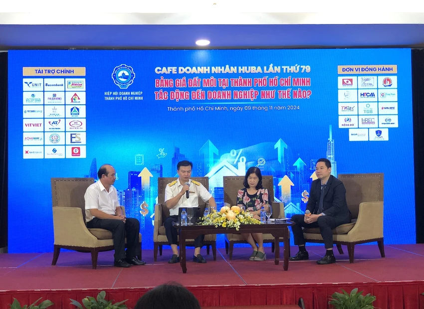 Lãnh đạo Cục Thuế TP.HCM, Sở TN&MT TP.HCM giải đáp thắc mắc của doanh nghiệp về áp dụng bảng giá đất mới. Ảnh: QH bang-gia-dat-tp1.JPG