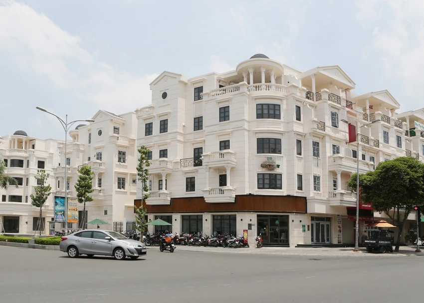 Nếu muốn khấu trừ chi phí đầy đủ, hộ kinh doanh nên cân nhắc chuyển sang mô hình doanh nghiệp. Ảnh: QH gia-nha-pho-h2.png