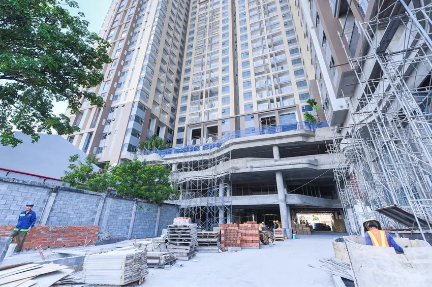 Một chung cư tại khu vực Bình Dương (cũ) đang hoàn thiện các hạng mục. Ảnh: QH can-ho-Binh-duong-tphcm2.jpg