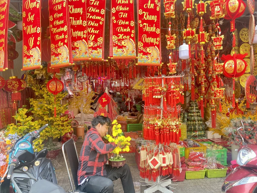 Một cửa hàng chuyên bán đồ tết tại đường Hải Thượng Lãn Ông (quận 5, TP.HCM) đang sửa soạn chuẩn bị hàng hóa bán Tết. Ảnh: THU HÀ tết