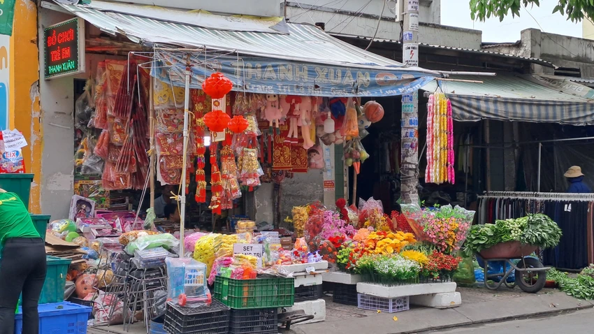 Sản phẩm trang trí tết đa dạng, giá rẻ nhưng sức mua chưa cao vì chưa vào thời điểm mua sắm chính vụ. Ảnh: THU HÀ trang-tri-tet-8043.jpg