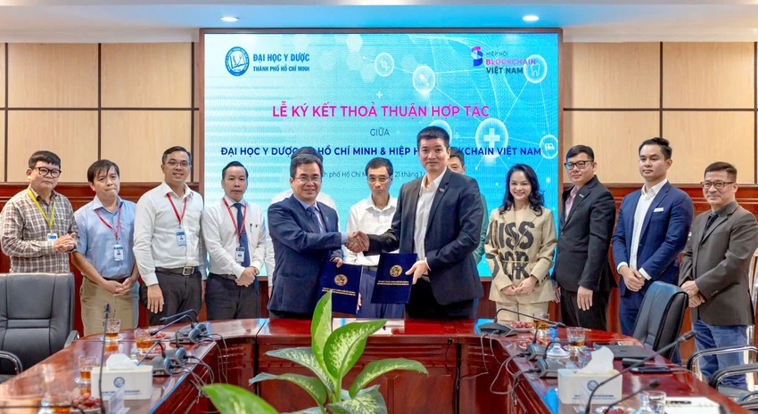 Ông Ngô Quốc Đạt, Hiệu trưởng Trường Đại học Y Dược TP.HCM (trái) và ông Phan Đức Trung, Chủ tịch Hiệp hội Blockchain Việt Nam (phải) ký kết biên bản ghi nhớ hợp tác. ẢNH: THU HÀ ĐẠI HỌC Y DƯỢC TP.HCM