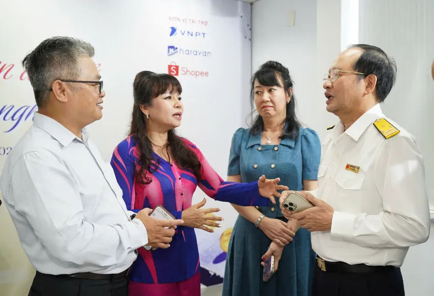 Tiểu thương chợ An Đông bày tỏ băn khoăn về hóa đơn điện tử với lãnh đạo Thuế TP.HCM. Ảnh: THUẬN VĂN tieu-thuong.jpg