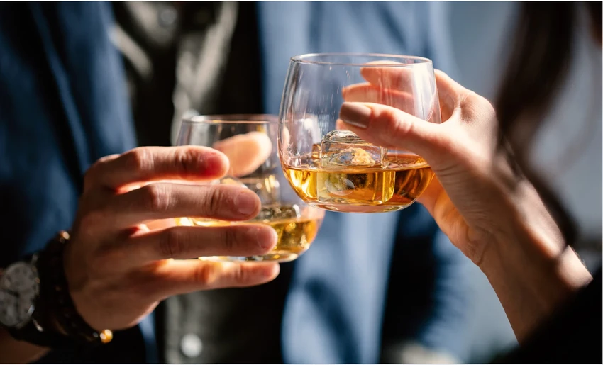 Uống rượu khi trời lạnh không giúp cơ thể ấm lên. Ảnh: Canva uong-ruou.png