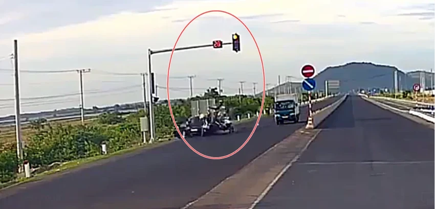 Hiện trường vụ tai nạn đèn đỏ đang đếm lùi ở giây 26. Ảnh cắt từ camera. khoi-to1.png