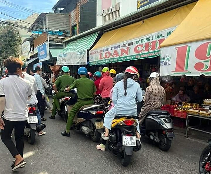 Nhiều người dân tập trung trước tiệm của chủ hụi nhưng người này không có mặt. Ảnh: PT hui.jpg