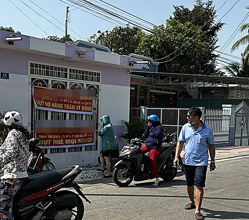 Những người tham gia góp hụi căng băng rôn trước nhà chủ hụi yêu cầu trả nợ. Ảnh PĐ. hui.jpg